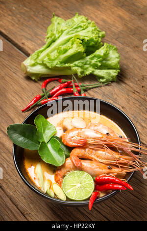 thailändische Tom Yam Goong würzige Suppe mit Wirkstoff Stockfoto