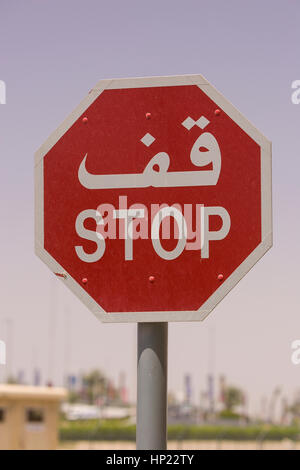 DUBAI, UNITED ARAB EMIRATES - Stop-Schild. Zweisprachige Zeichen in Arabisch und Englisch. Stockfoto