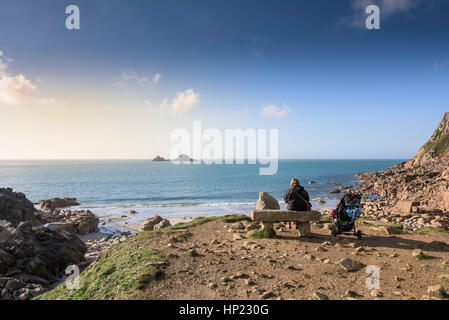 Mutter Kind sitzen Granit Bank Porth nanven Cornwall England Großbritannien Stockfoto