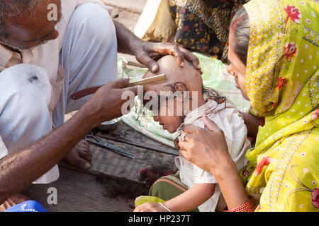 Friseur, cut Throat, Rasierer, Kopf, Rasieren, Varanasi, Benares, altes, Stadt, auf, Banken, der, Heilige, Fluss, Ganges, Baden, ghats, Uttar, Pradesh, Indien, indisch, asiatisch, Asiatische, Stockfoto