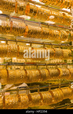 DUBAI, UNITED ARAB EMIRATES - Gold Schmuck zum Verkauf auf Markt. Stockfoto