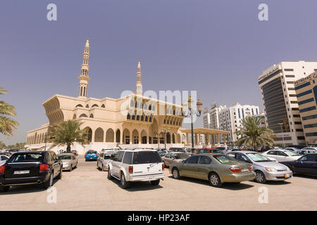 SHARJAH, Vereinigte Arabische Emirate - König-Faisal-Moschee in Sharjah. Sharjah-Stadt liegt 10km nordöstlich von Dubai. Stockfoto