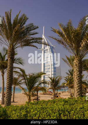 DUBAI, UNITED ARAB EMIRATES - das Burj Al Arab Luxushotel in Jumeirah, an der Küste des Persischen Golfs. Das 320 Meter hohen Burj Al Arab ist eine visuelle Wahrzeichen für Dubai. Es bezeichnet sich selbst als weltweit ersten sieben--Hotel Sterne. Stockfoto