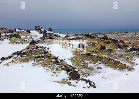 Lavafeld mit Schnee bedeckt im Snæfellsjökull-Nationalpark im Winter auf der Halbinsel Snæfellsnes auf Island Stockfoto