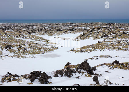 Lavafeld mit Schnee bedeckt im Snaefellsjoekull-Nationalpark im Winter auf der Halbinsel Snæfellsnes auf Island Stockfoto