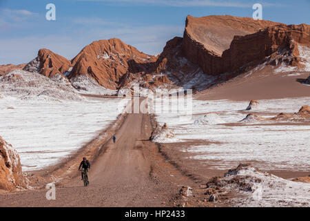 Radfahren, Strecke, Straße, über Valle de la Luna (Tal des Mondes) und Salz auf dem Boden abgelagert, Atacama Wüste. Region Antofagasta. Chile Stockfoto