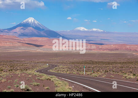 Weg zum Valle del Arcoiris (Rainbow Valley), im Hintergrund Licancabur Vulkan, Atacama-Wüste. Region de Antofagasta. Chile Stockfoto