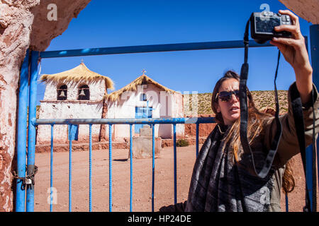 Tourismus und Kirche in Machuca, Atacama-Wüste. Region de Antofagasta. Chile Stockfoto