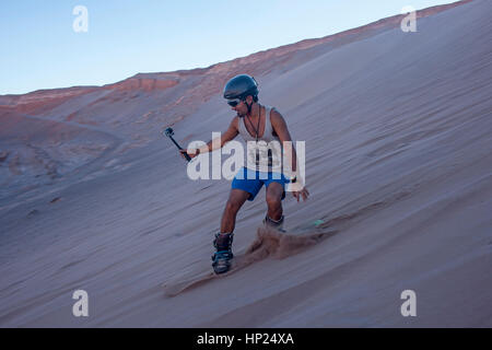 Sand Boarden in den Dünen, in Duna Bürgermeister (größere Düne), im Valle De La Muerte (Tal des Todes), Atacama-Wüste. Region de Antofagasta. Chile Stockfoto