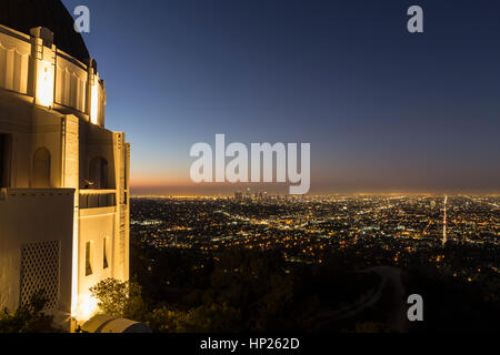 Los Angeles, Kalifornien, USA - 30. September 2014: Dawn Ansicht der Innenstadt von Los Angeles aus LA des berühmten Griffith Park Observatory. Stockfoto