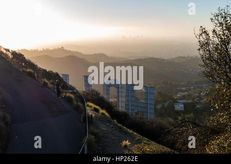 Los Angeles, Kalifornien, USA - 24. Januar 2016: Hazy Hollywood Morgen hinter dem berühmten Hollywood-Schriftzug in Los Angeles Griffith Park. Stockfoto