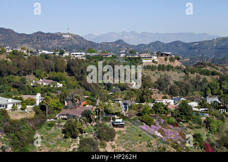 Hollywood, Kalifornien, USA - 2. Februar 2011: Hollywood Sign und Hang Häuser von berühmten Runyon Park über Los Angeles gesehen.