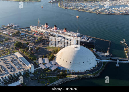 Long Beach, Kalifornien, USA - 16. August 2016: Luftaufnahme der historischen Queen Mary und Cruise Ship terminal Kuppel. Stockfoto