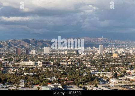 Los Angeles, Kalifornien, USA - 1. November 2014: Smog frei nach Sturm Himmel über Hollywood und das Los Angeles Becken. Stockfoto