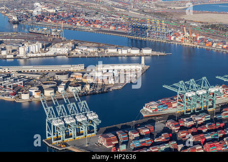 Los Angeles, Kalifornien, USA - 16. August 2016: Am Nachmittag Luftaufnahme von Los Angeles Harbor Liegeplätze, Kränen und Containern. Stockfoto