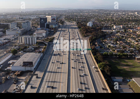 Los Angeles, Kalifornien, USA - 9. Mai 2014: Antenne des fließenden Verkehrs auf den massiven San Diego 405 Freeway in West Los Angeles. Stockfoto