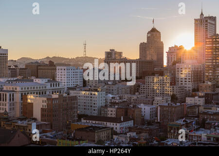 San Francisco, Kalifornien, USA - 13. Januar 2013: Sonnenuntergang hinter Nob Hill in der Nähe von Downtown San Francisco. Stockfoto