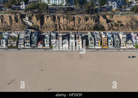 Santa Monica, Kalifornien, USA - 6. August 2016: Antenne des eklektischen Gehäuse am Strand von Santa Monica bei Los Angeles. Stockfoto