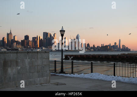 Hafen Imperial New Jersey über den Hudson River Form Mid-Town Manhattan Vögel Stockfoto