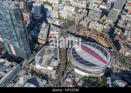 Los Angeles, Kalifornien, USA - 6. August 2016: Luftaufnahme des Staples Center, LA Live und in der Nähe Bau. Stockfoto