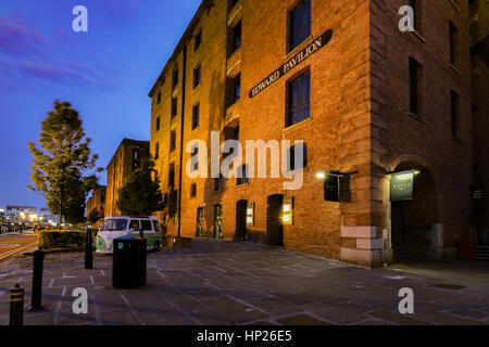 Albert Dock, Liverpool, England Juni 2016. Eine Nachtzeit fotografiert in touristischen Hafen von Liverpool Stockfoto