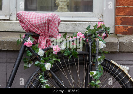 Nahaufnahme von einem Tandem-Fahrrad, geschmückt mit Blumen, Amsterdam, Niederlande Stockfoto