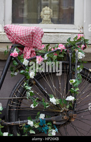 Nahaufnahme von einem Tandem-Fahrrad, geschmückt mit Blumen, Amsterdam, Niederlande Stockfoto