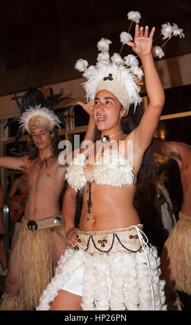 Kari Kari Tänzerin führt traditionellen polynesischen Tanz in traditioneller Kleidung auf Rapa Nui (Osterinsel), Chile auf Stockfoto