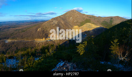 Steinbruch auf dem Hintergrund auf das Bergpanorama, Sachalin, Russland Stockfoto