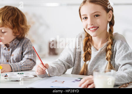 Lächelnde schöne Mädchen auf der Suche inspiriert Stockfoto