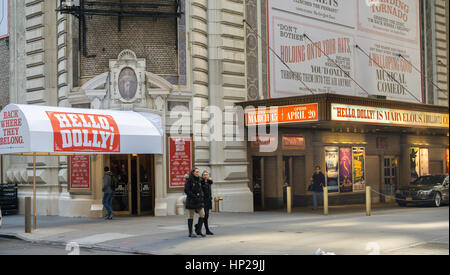 Das Festzelt der Shubert Theatre Off Broadway in New York zeigt die bevorstehende "Hello Dolly!" musikalische Hauptrolle Bette Midler. Die Show hatte bereits mit $ 9 Millionen dieser Auftritt am ersten Tag des Verkaufs Abendkasse Umsatz von mehr als $ 30 Millionen. Vorschauen beginnen mit der Show Eröffnung April 20 März 15. (© Richard B. Levine) Stockfoto