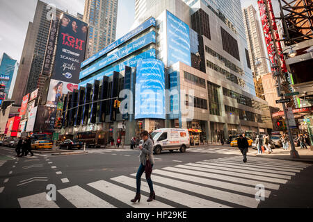 Morgan Stanley engagiert sich für Eigenwerbung auf der Digitalanzeige auf ihre Gebäude in New York auf Donnerstag, 16. Februar 2017. (© Richard B. Levine) Stockfoto