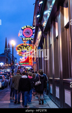 Touristen zu Fuß am lower Broadway, Nashville Tennessee Stockfoto