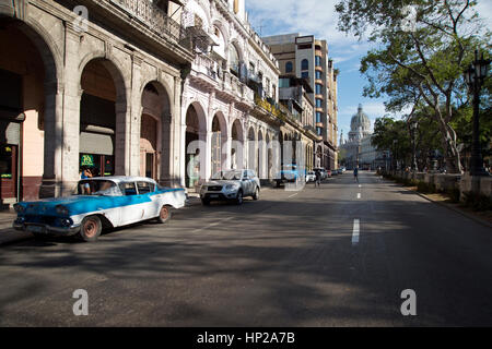 Eine klassische amerikanische 1950 Oldtimer geparkt entlang dem Prado in Centro Havanna Kuba Stockfoto