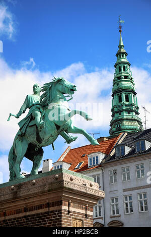 Højbro Plads Square mit der Reiterstatue von Bischof Absalon und St Kunsthallen Nikolaj-Kirche in Kopenhagen, Dänemark Stockfoto