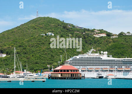 Das Kreuzfahrtschiff angedockt in der Stadt Charlotte Amalie auf St. Thomas Insel (Amerikanische Jungferninseln). Stockfoto