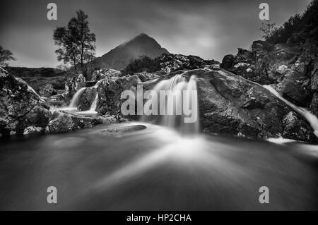 Der Wasserfall am Glen Etive unter Buachaille Etive Mor, Glencoe, Scotland, UK Stockfoto