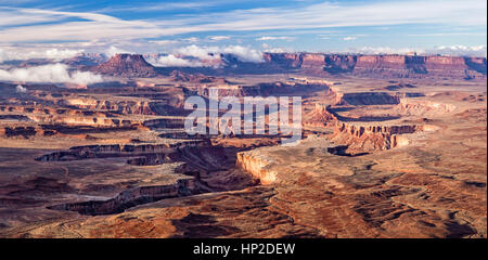 Morgenwolken Verweilen über Soda Springs Becken und der Green River, gesehen aus der Green River Overlook in Canyonlands National Park, Utah. Stockfoto