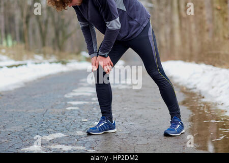 Verletzungen beim laufen im Winter Frühling Herbst Stockfoto