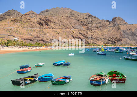 Bunte Fischerboote am Teresitas Strand. Stockfoto