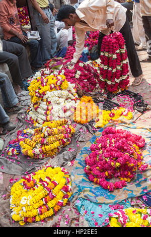 Girlanden, Garland, Blume, Markt, Varanasi, Benares, altes, Stadt, auf, Banken, der, Heilige, Fluss, Ganges, Baden, ghats, Uttar, Pradesh, Indien, indisch, asiatisch, Asiatische, Stockfoto