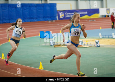 SUMY, UKRAINE - 17. Februar 2017: Viktoria Grynko (129) und Yulia Shulyar (1218) konkurrieren in den Frauen 400 m im ukrainischen indoor-Bahn läuft und Stockfoto