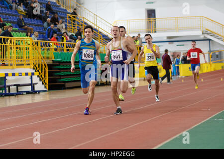 SUMY, UKRAINE - 17. Februar 2017: Sportler Rennen Qualifikation in die Männer 400 m in ukrainischen indoor Leichtathletik-Meisterschaft läuft. Stockfoto