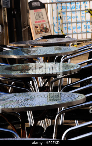 Metall-Stühle und Tisch in einem Café auf dem Pier in Southwold an einem Wintertag. Stockfoto