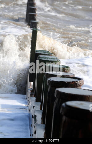 Buhnen in einem rauhen Winter-Meer Stockfoto
