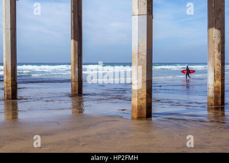 Die Scripps-Pier und das Meer Surfen an einem Winternachmittag. La Jolla, Kalifornien, USA. Stockfoto