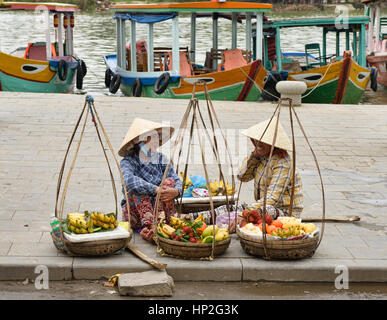 Obst-Anbieter entspannend in der alten Stadt Hoi an, Vietnam Stockfoto