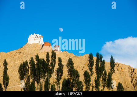 Tsemos Schloss und Namgyal Tsemos Gompa auf einem Berg mit zunehmender Mond aus Tele Ferne in Leh, Ladakh, Indien gesehen. Horizontale Stockfoto