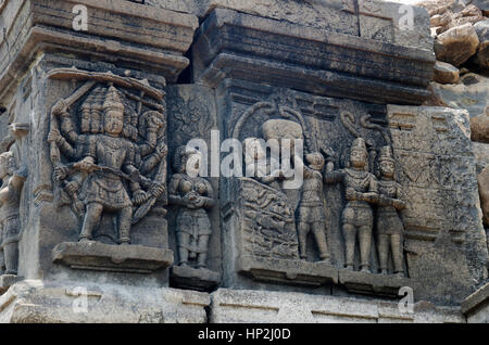 Geschnitzte Säule von einem alten Tempel, in der Nähe von Palasdeo, in der Nähe von Ujani dam, Maharashtra, Indien Stockfoto