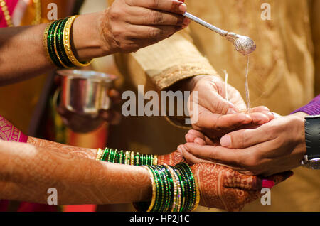 Die Kanyadaan Gabe der Jungfrau Zeremonie der Hindu-Hochzeit Ritual. Nagpur, Maharashtra, Indien Stockfoto